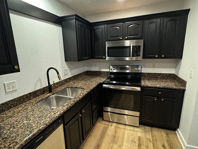820 SW Peach Tree Ln — Photo 4