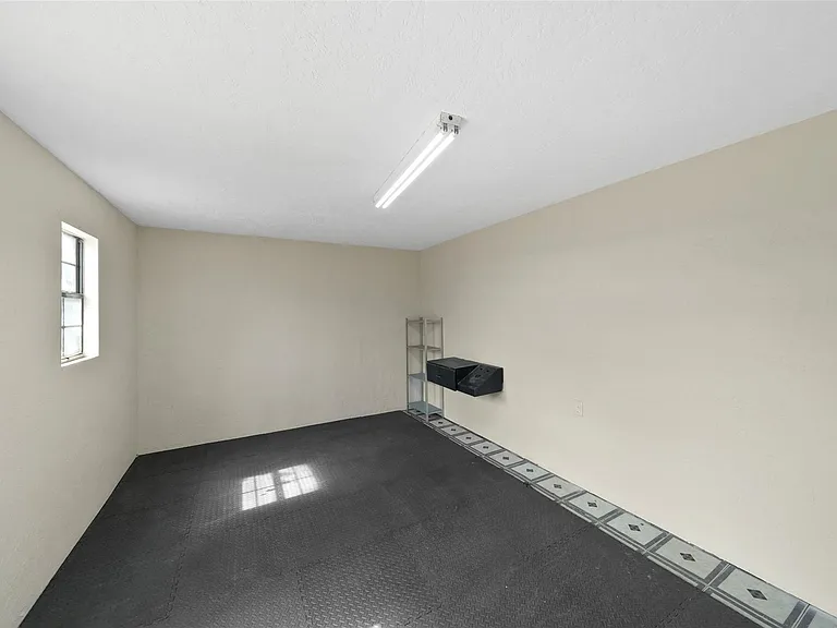 309 Pecore St — Photo 35
