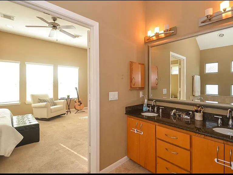 3010 Caroline St — Photo 6