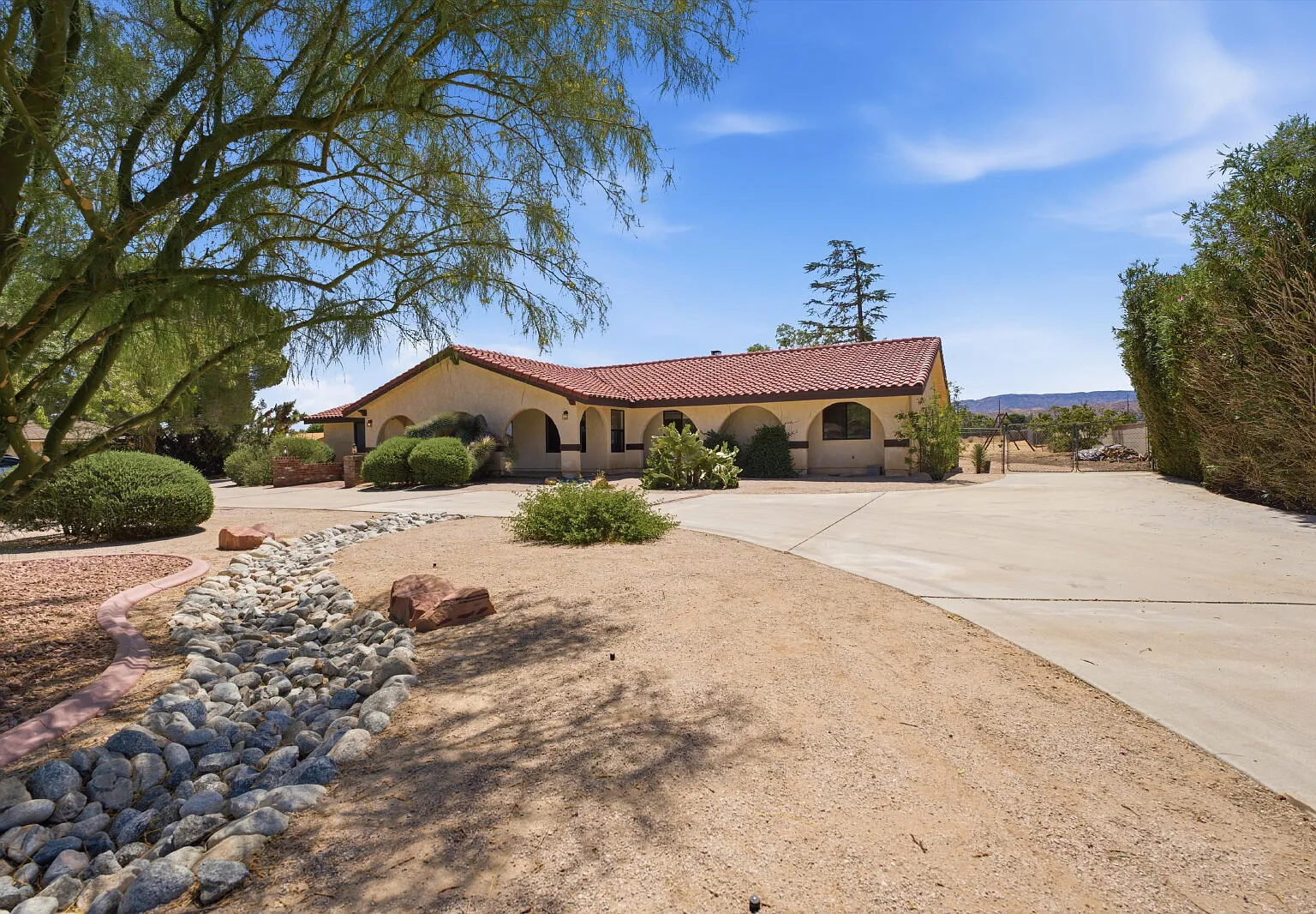 3 bed, 2.0 bath, 2490 sqft, $3,600 — Photo 3