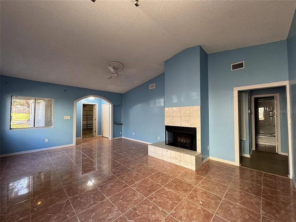 3 bed, 2.0 bath, 1216 sqft, $2,300 — Photo 4