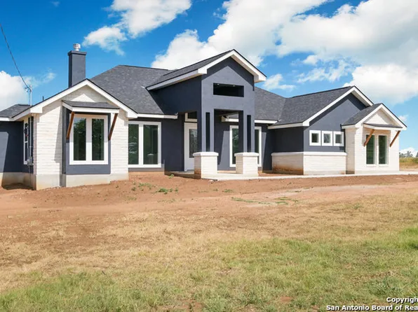 9991 Crow Ln, Adkins, TX 78101