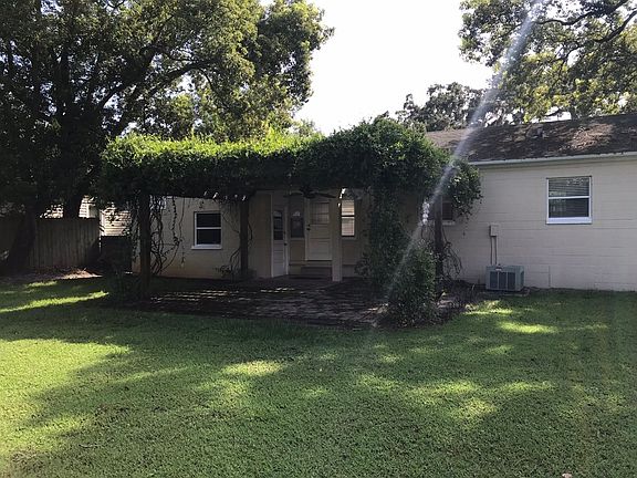 4th image of 1210 Edgewater Ct