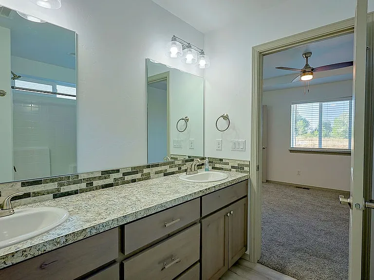 709 E Avenue K — Photo 21