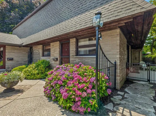 2727 S Lakeshore Dr APT G-27, Saint Joseph, MI 49085