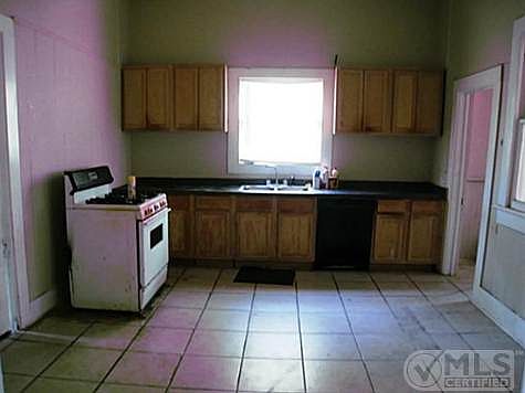 3rd image of 1013 E Broadway St