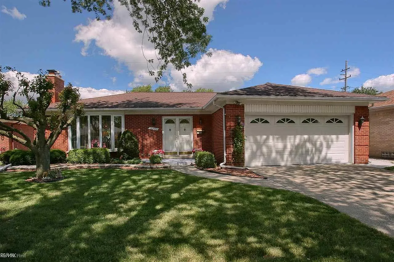 21209 Violet St photo 1