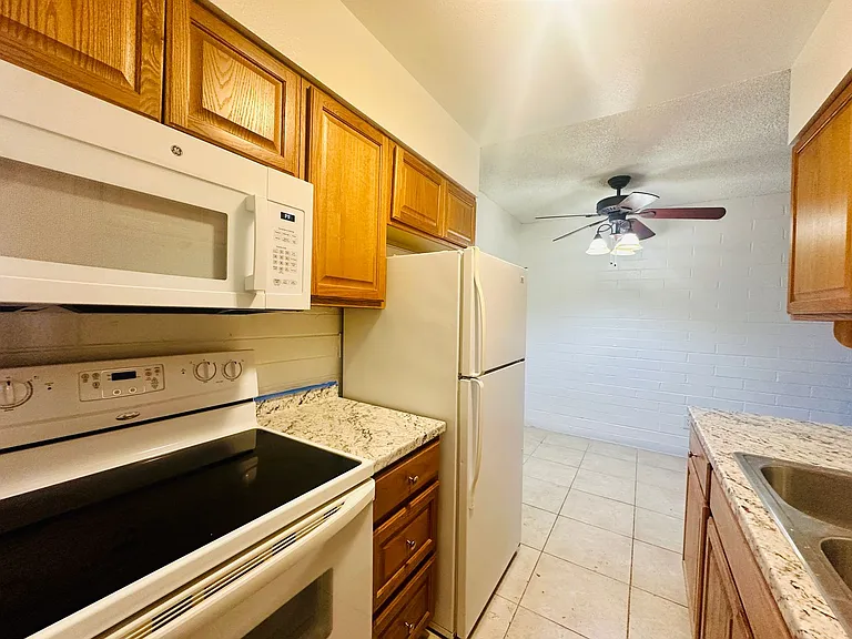 Desert Atrium - Studios, 1 Bedrooms and 2 Bedrooms in Great Location! Community Pool! — Photo 33