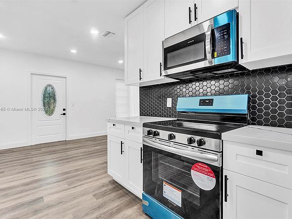 4th image of 120 NE 171st St