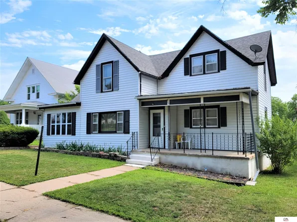 916 6th St, Fairbury, NE 68352
