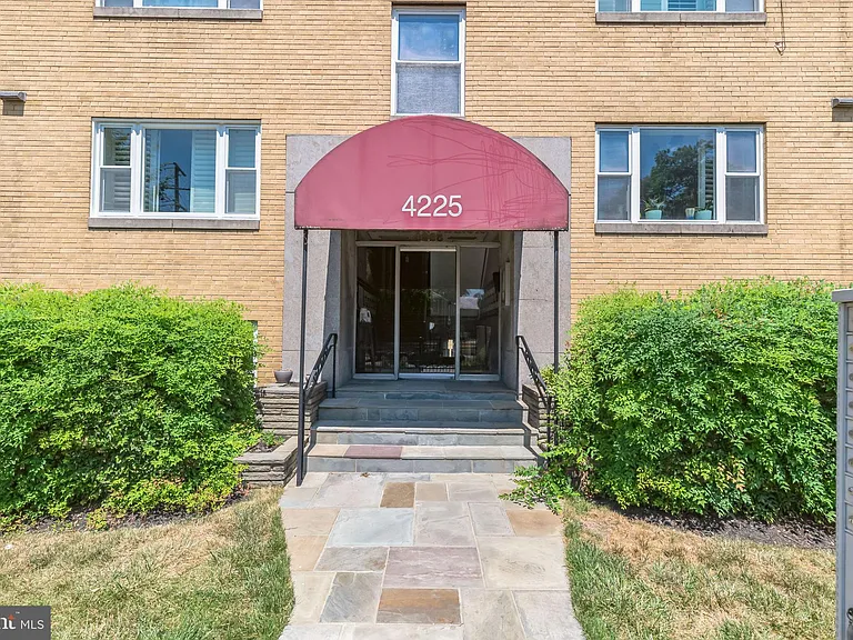 4225 N Henderson Rd #103 — Photo 3