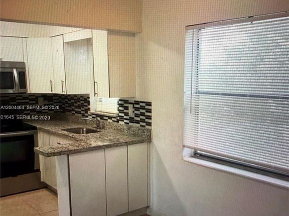 5th image of 2415 Lincoln St APT 305