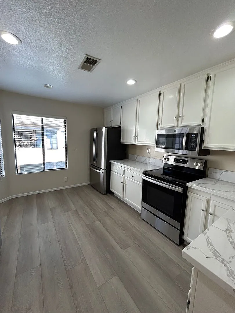 Building Photo - 4351 Nobel Dr #61
