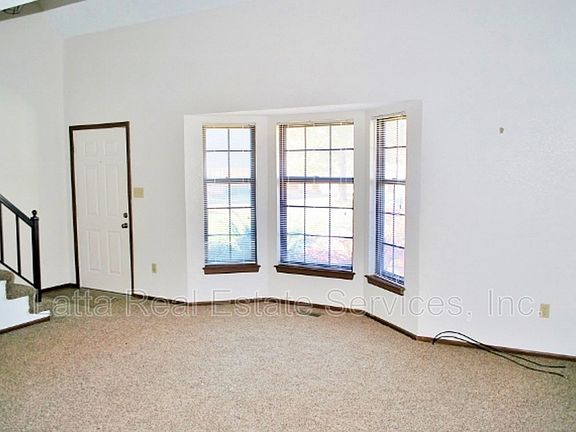 3rd image of 326 NW Millstone Cir