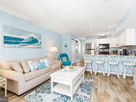 4th image of 203 33rd St Unit 304