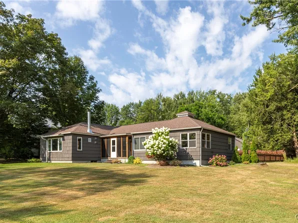 8 Willard Dr, Bernhards Bay, NY 13028