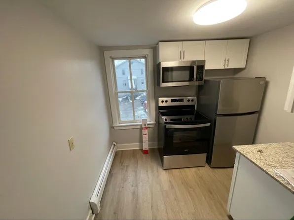 100 Main St #8, Newmarket, NH 03857