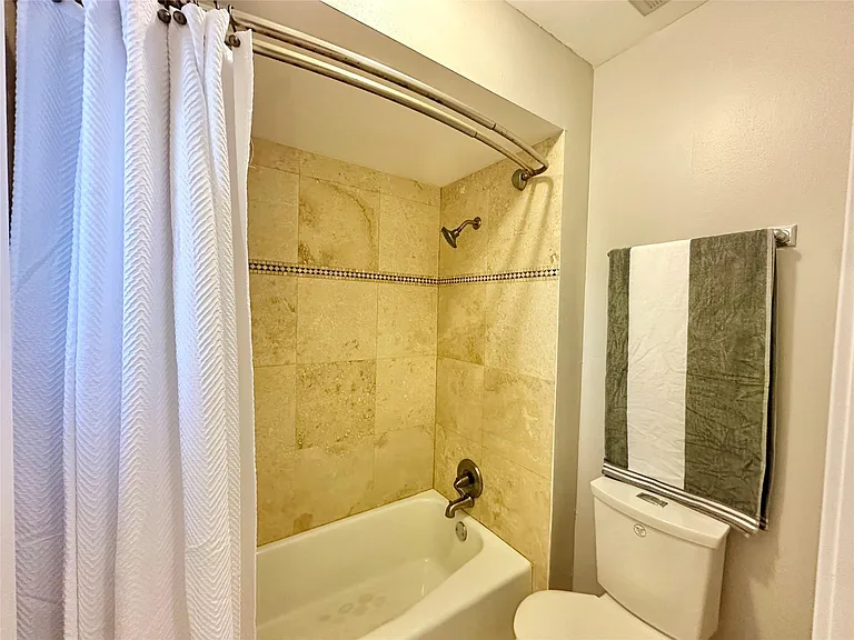 2514 Nantucket Dr #C — Photo 24