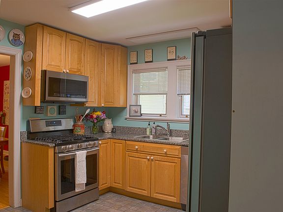 3rd image of 2229 E Mulberry St