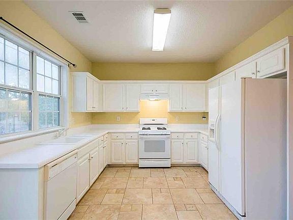 2nd image of 2821 Priestcliff Dr SE