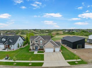 1804 Valley Bluffs Dr, Minot, ND 58701