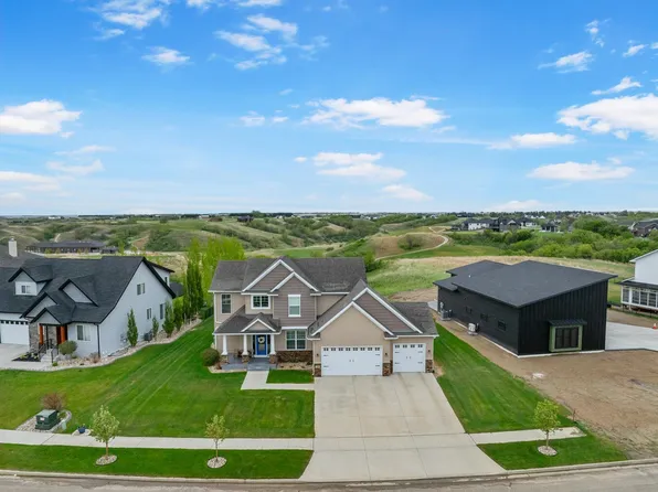 1804 Valley Bluffs Dr, Minot, ND 58701