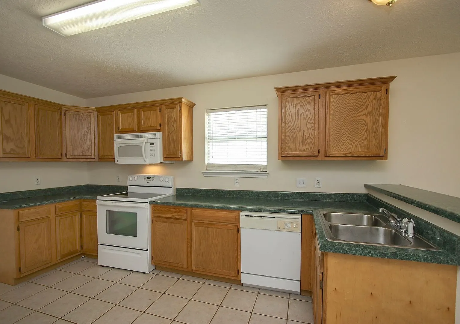 Recently updated in 77521! Move In Ready! — Photo 4