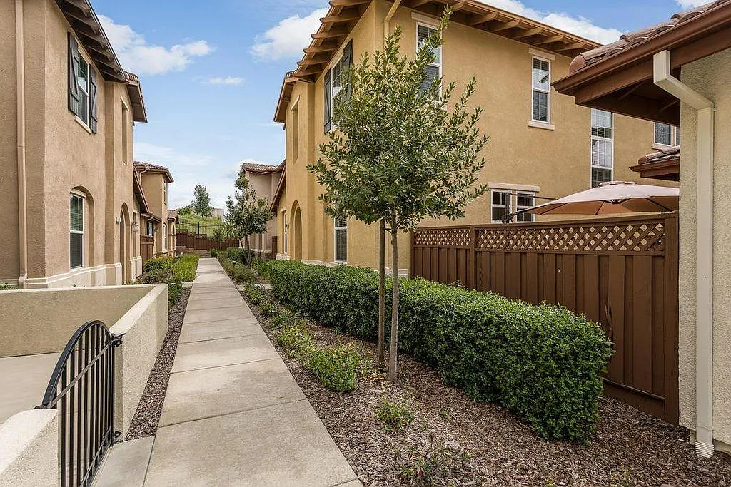 3 bed, 1856 sqft, $2,945 — Photo 2