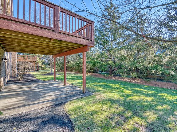 5th image of 886 Willowdale Dr