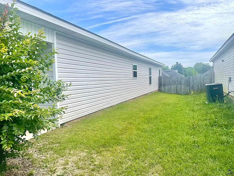 107 Jaybee Dr — Photo 3