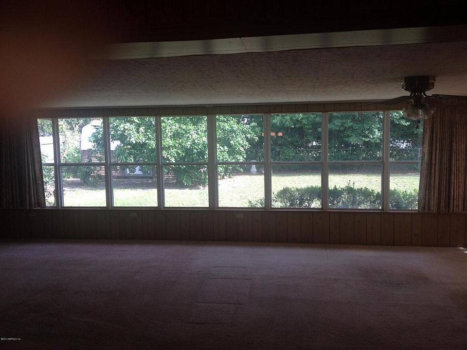 GREAT ROOM WITH VIEW OF BACKYARD
