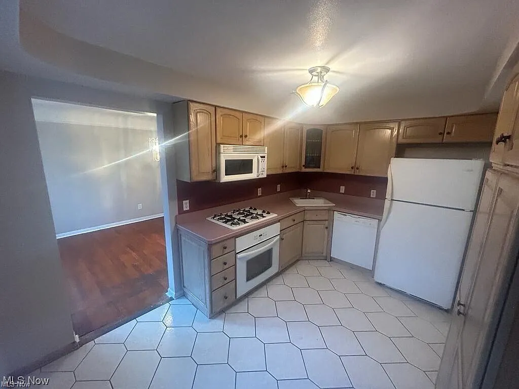 3 bed, 1.5 bath, 1886 sqft, $1,600 — Photo 2