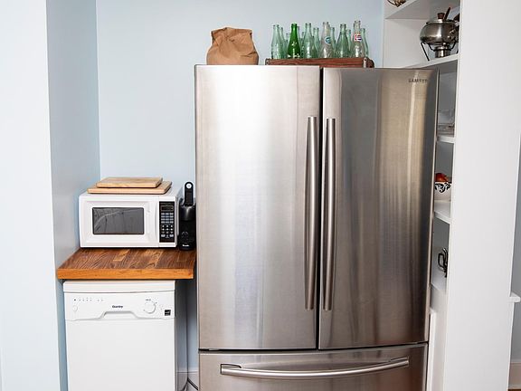 Fridge, dishwasher, and microwave included