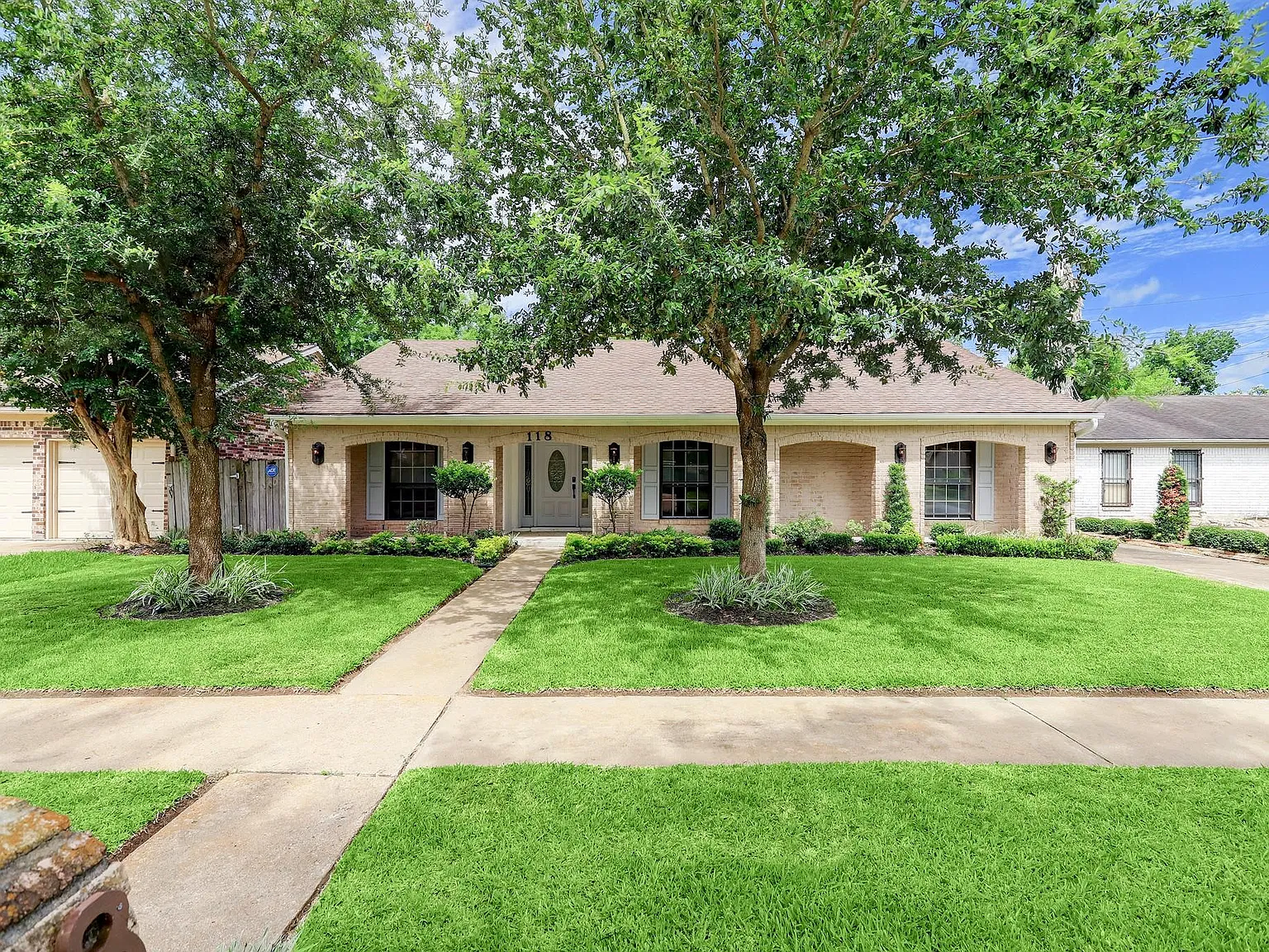 3 bed, 2.0 bath, 1963 sqft, $1,950 — Photo 2