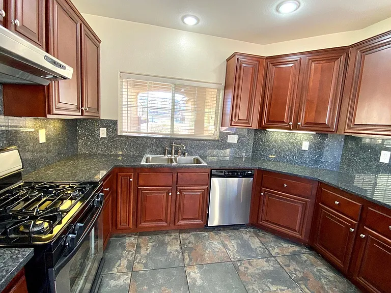 2324 Cockatoo Dr — Photo 7