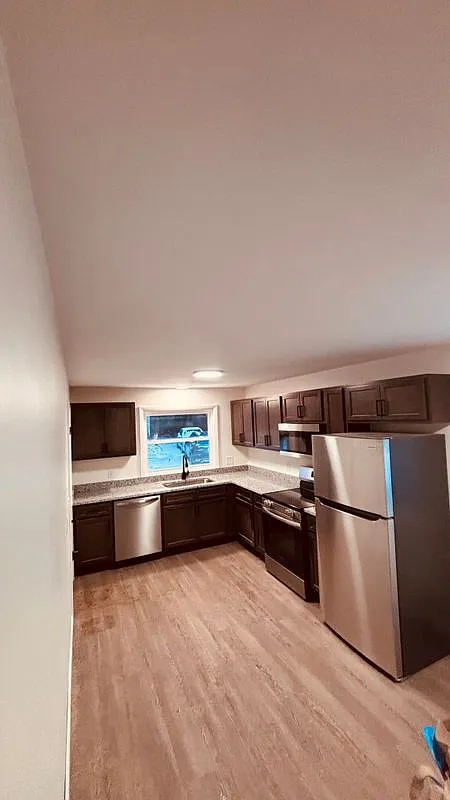 3 bed, 1.0 bath, 1200 sqft, $2,000 — Photo 1