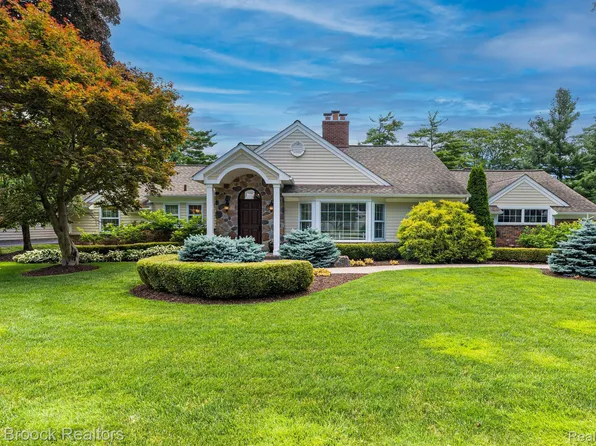 6335 E Surrey Rd, Bloomfield Hills, MI 48301