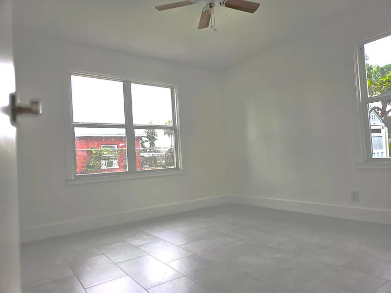 813 S 6th St — Photo 14