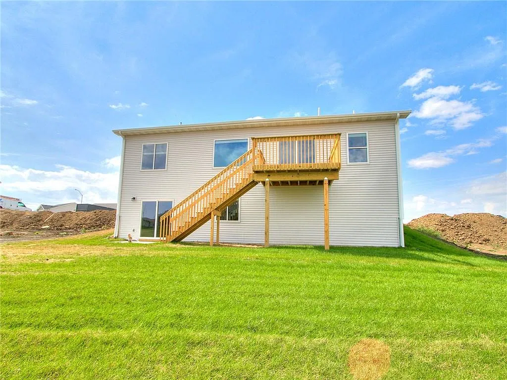 4 bed, 2202 sqft, $2,666 — Photo 2