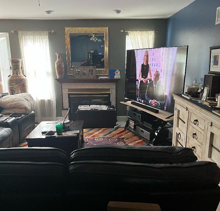FAMLIY ROOM W LARGE SCREEN