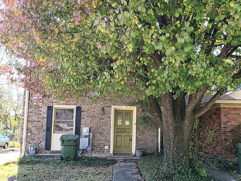 2140 Rexford Rd — Photo 4