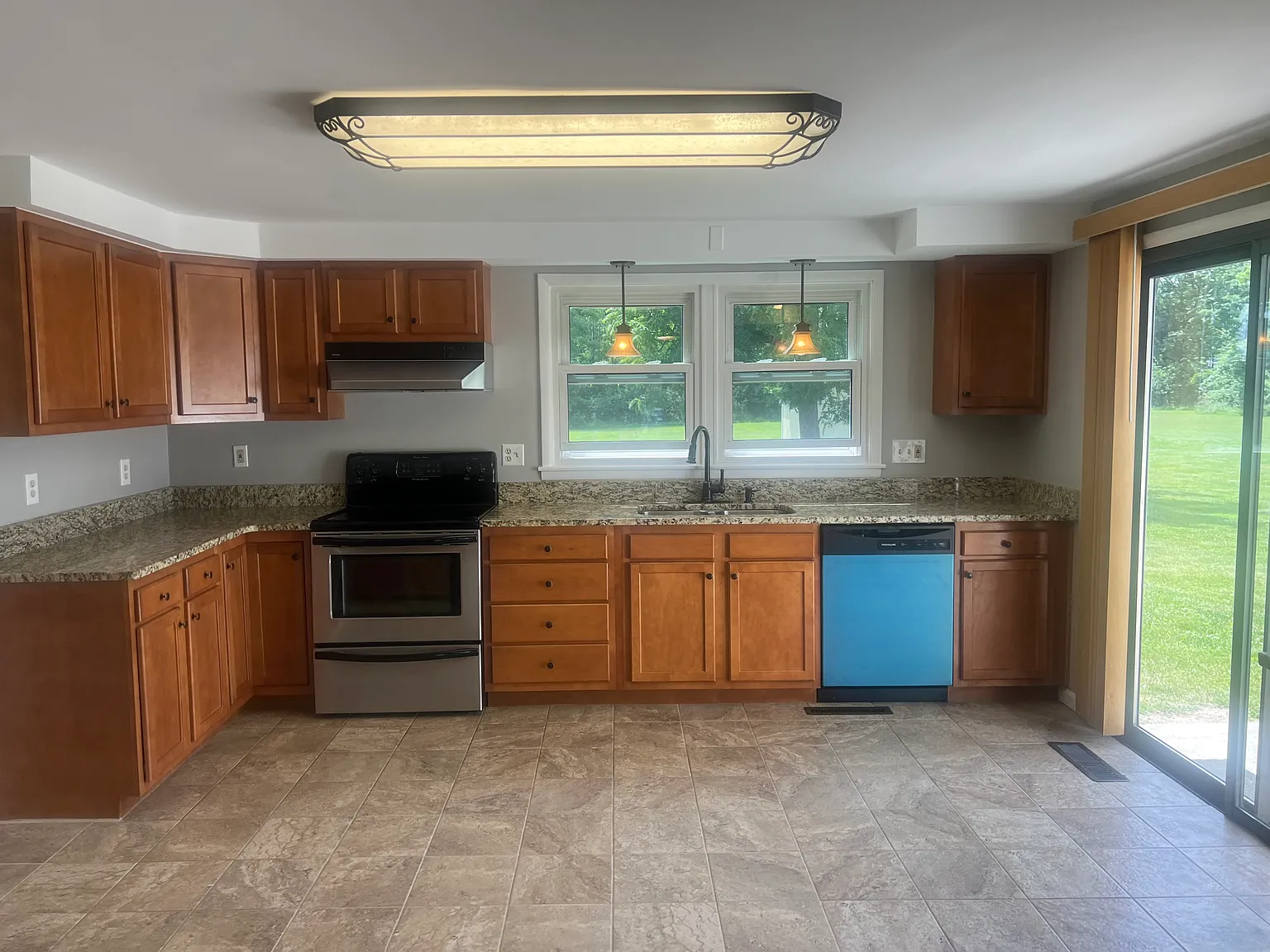 3 bed, 1.5 bath, 1296 sqft, $1,900 — Photo 4