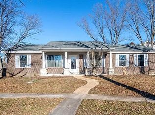 2 Wildway Cir, Ballwin, MO 63021