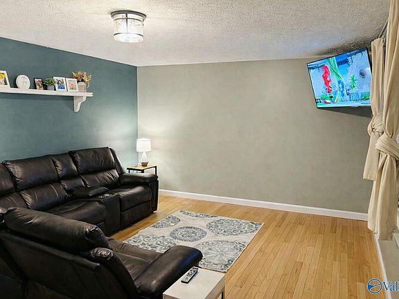 3rd image of 403 Oakview Ln NE