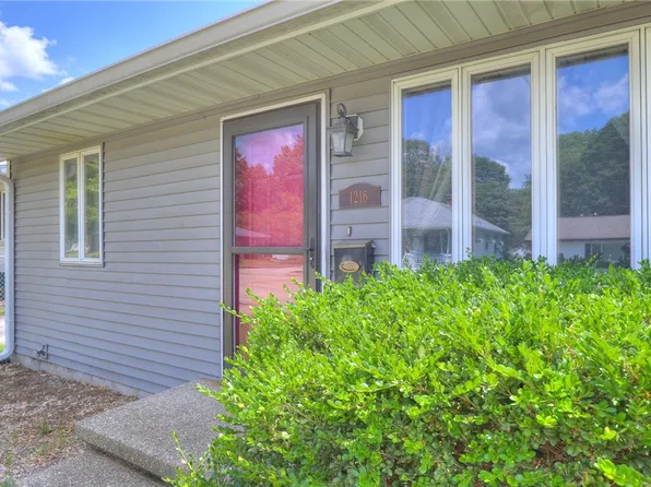 1216 W Prairie St, Taylorville, IL 62568