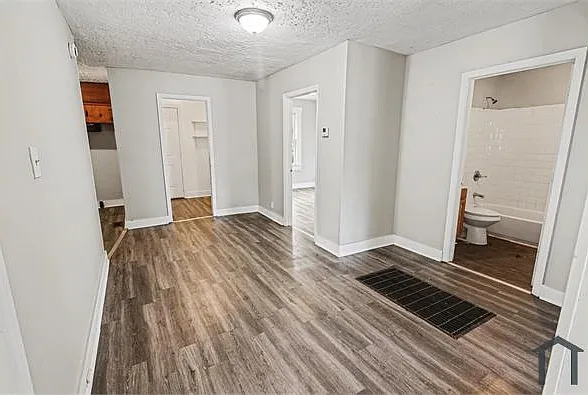 1447 Wharton Ave — Photo 4