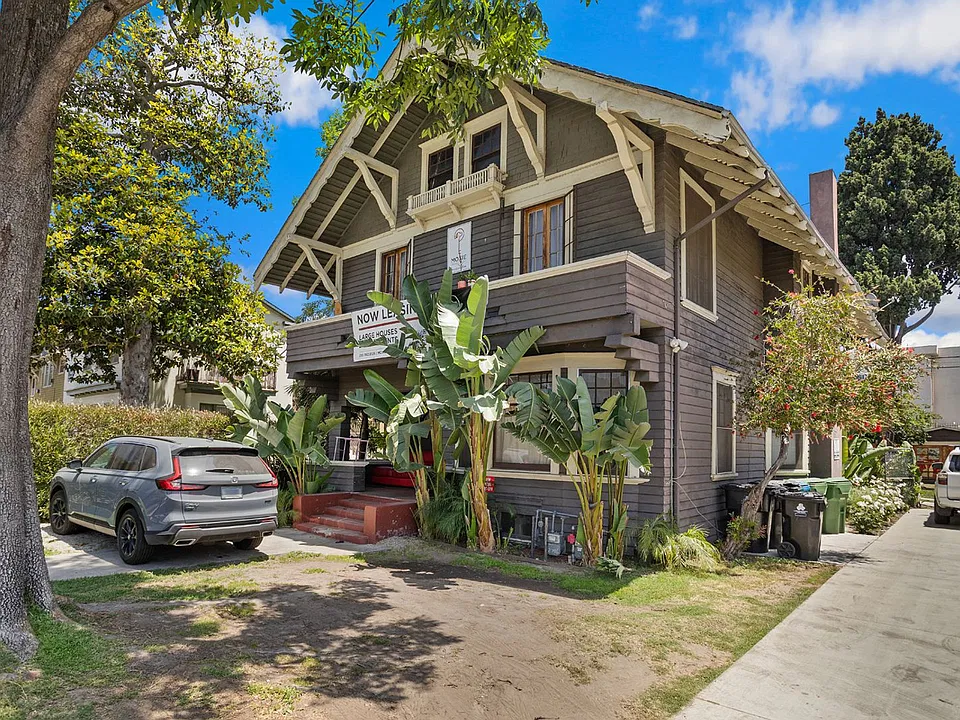 2706 Menlo Ave