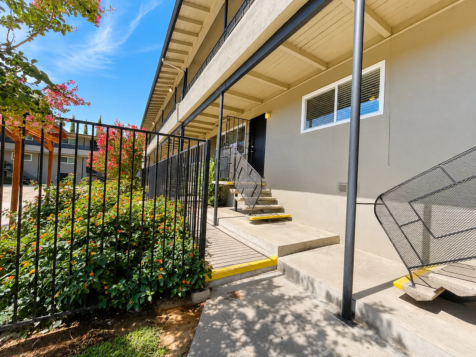 Courtside Apartments — Photo 4