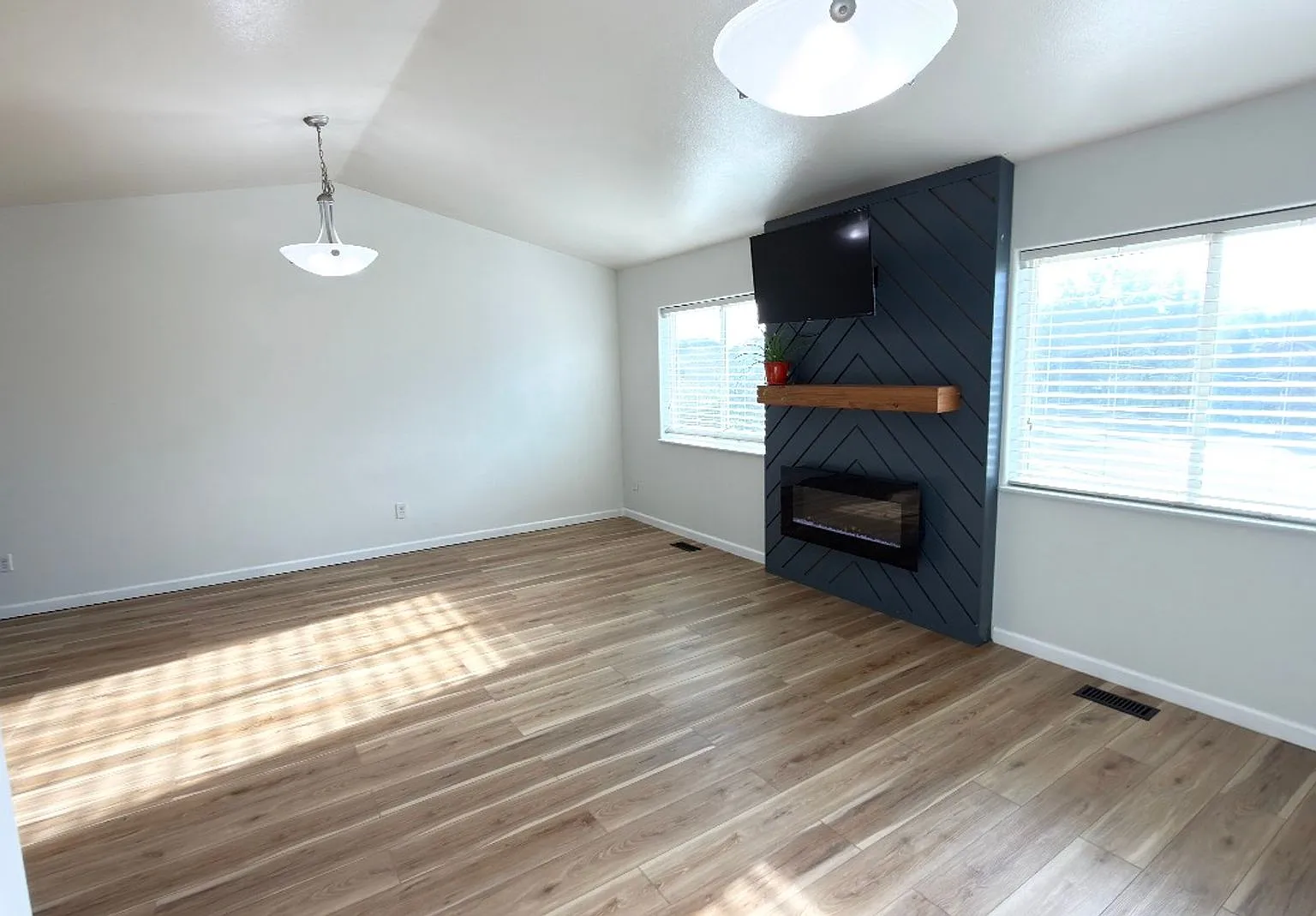 Stunning updated 4 bed conveniently located — Photo 1