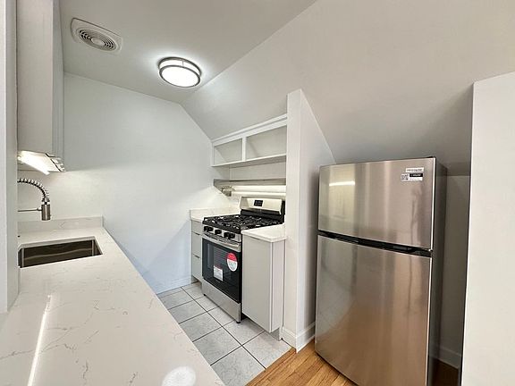 3rd image of 646 W Fullerton Pkwy #4